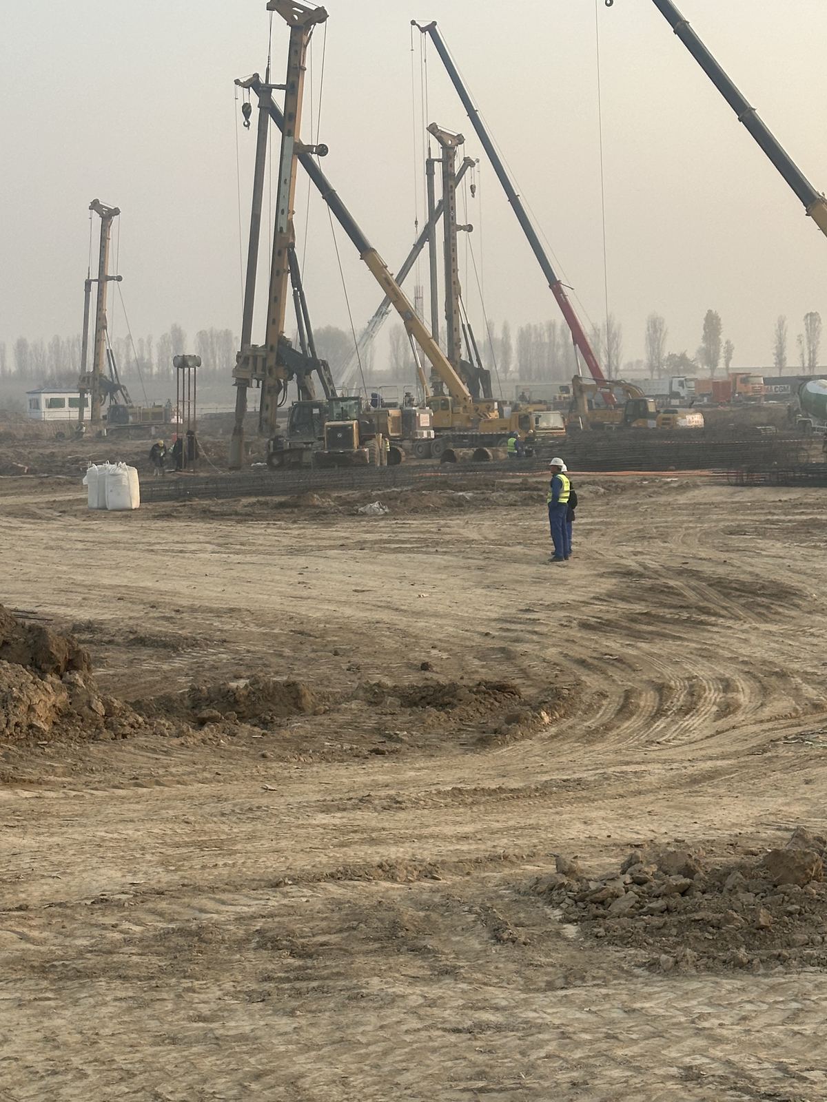 Multiple rigs working a large site